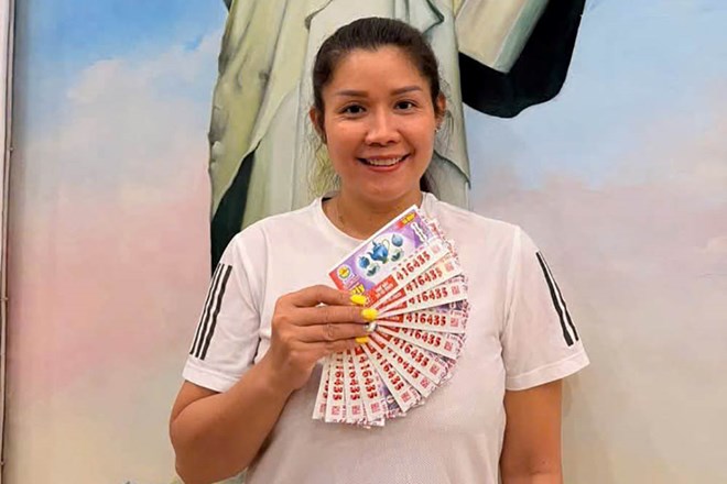 Chị Phương Lan tại Tây Ninh chia sẻ những vé trúng độc đắc đã đổi thưởng cho khách hàng. Ảnh: Nhân vật cung cấp