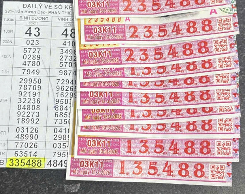 Những tờ vé số trúng giải an ủi - chỉ sai một con số ở hàng trăm ngàn so với giải đặc biệt, mỗi vé trị giá 50 triệu đồng