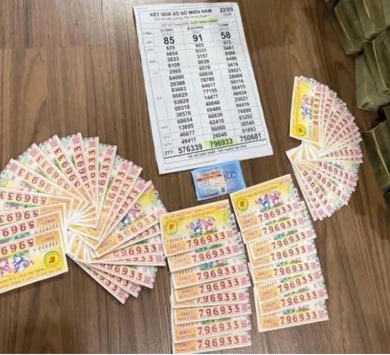 Trúng 35 tỷ xổ số miền Nam, người đàn ông có hành động bất ngờ 1 Những tờ vé trúng độc đắc và an ủi được đại lý Đại Phát đổi thưởng cho 1 khách. ẢNH: NVCC